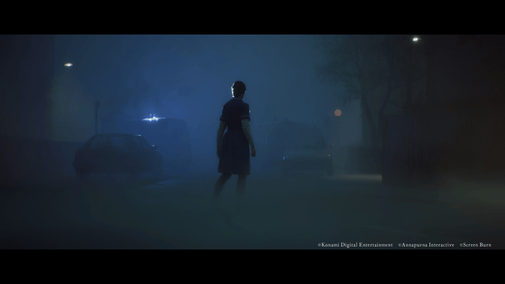 Una figura in piedi in una strada avvolta dalla nebbia, con luci soffuse in lontananza e auto in secondo piano.