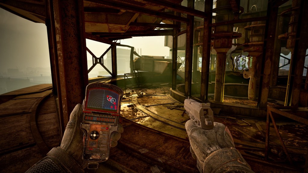 Una mano holding un dispositivo elettronico e un'arma in un ambiente industriale deteriorato con luci soffuse.