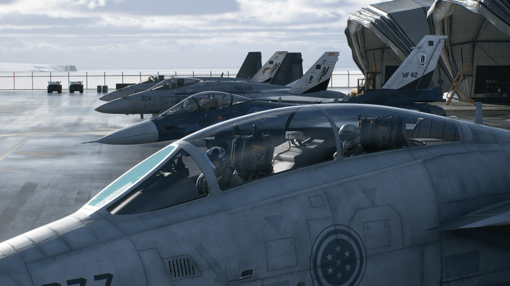 Aerei da combattimento parcheggiati su una pista, con un aereo in primo piano e altri in background.