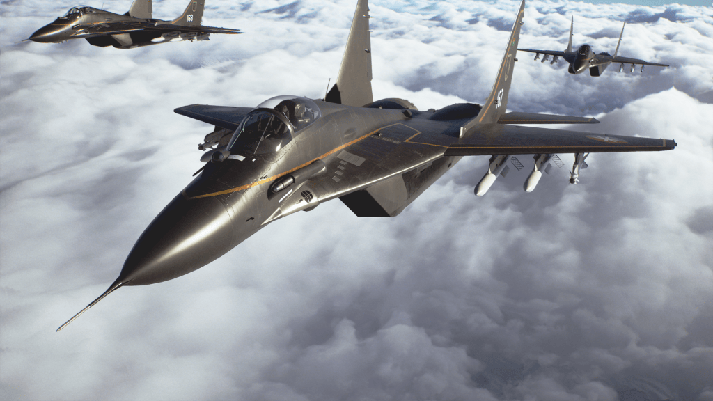 Tre caccia militari volano sopra le nuvole in un cielo chiaro.