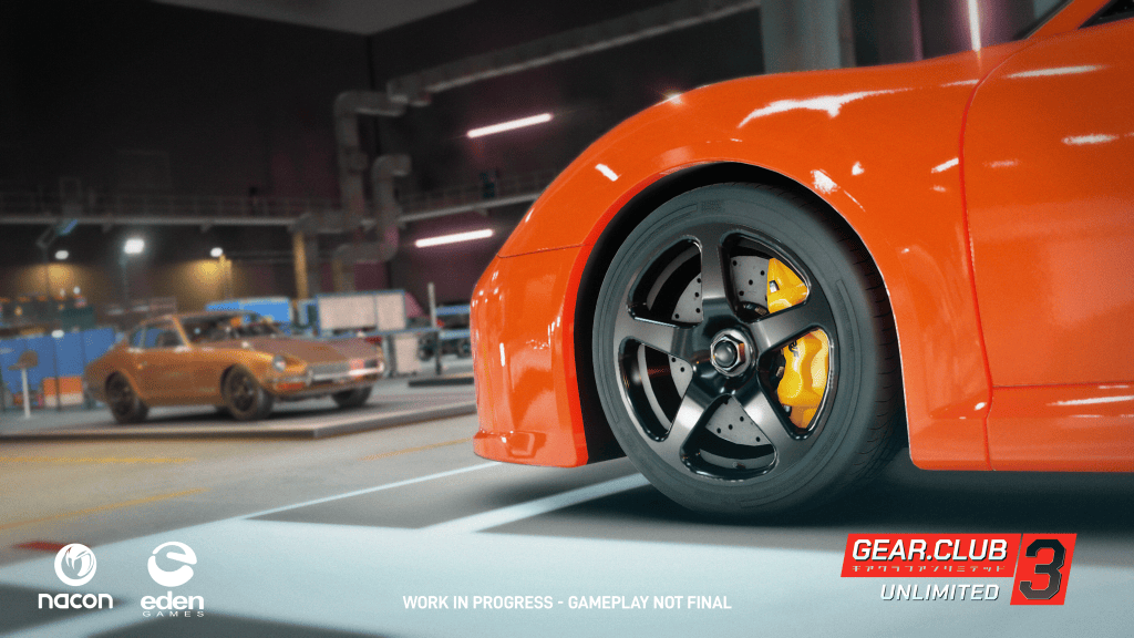 Un'auto sportiva arancione con cerchi neri e freni gialli in un ambiente di garage, con un'altra auto classica sullo sfondo. L'immagine mostra un design dettagliato e moderno.