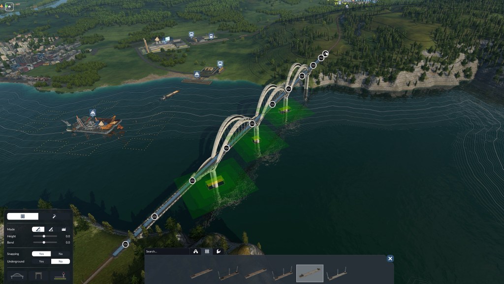 Vista aerea di un ponte arcuato sopra un corpo d'acqua, con aree di costruzione evidenziate in verde. Sullo sfondo si intravede una città e alcune navi nel porto.
